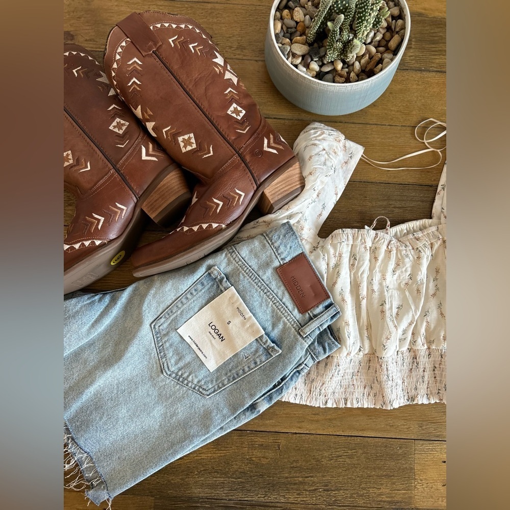 HIDDEN Logan High Rise Light Wash distressed denim shorts Sz Small - Picture 7 of 13